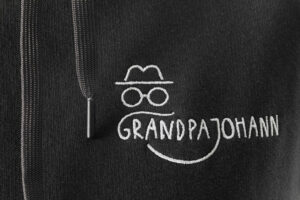 GrandpaJohann Logo weiß auf schwarzem Stoff